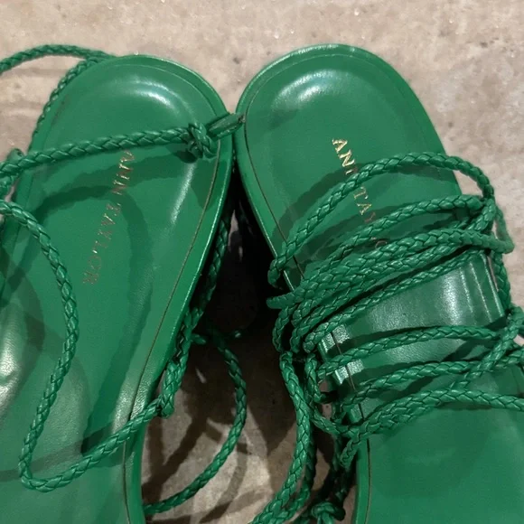 🦄🦄 ANN TAYLOR Emerald Green Strappy Sandals - Picture 2 of 6